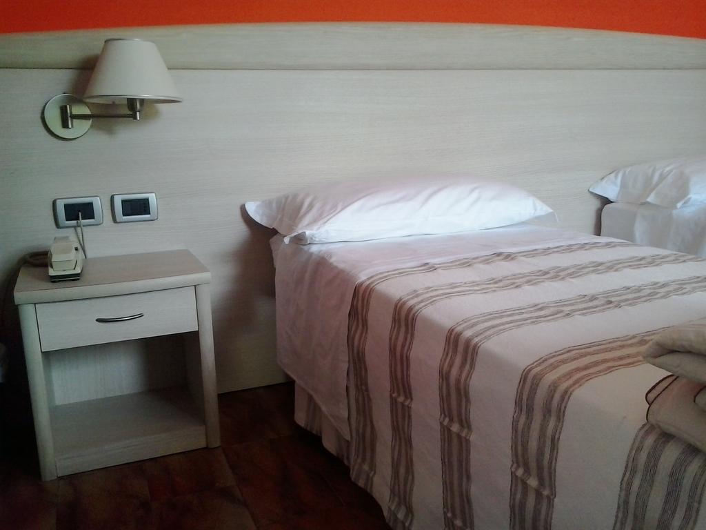 Hotel Pizzeria Mezzolago Pergine Valsugana Oda fotoğraf