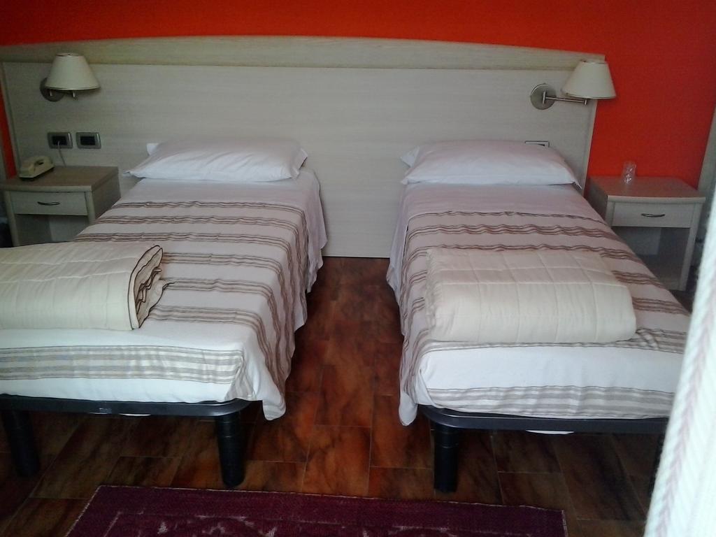 Hotel Pizzeria Mezzolago Pergine Valsugana Oda fotoğraf